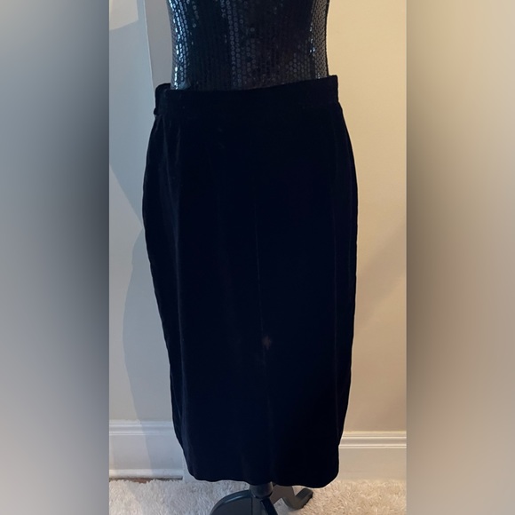 Eatons Black Velvet Skirt Size 14 - Picture 3 of 7